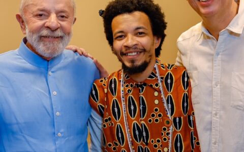 Ao lado de Lula, Vinícius Quilombola participa de convenção da base governista na Bahia