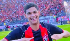 Influencer baiano Luva de Pedreiro assiste BaVi da Série A no Barradão