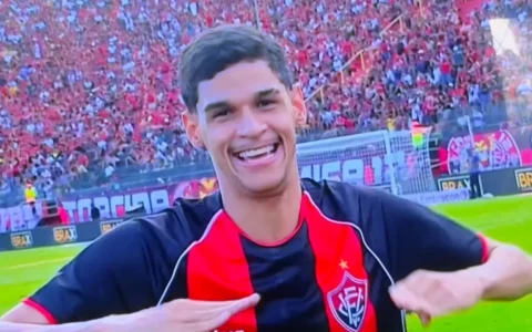 Influencer baiano Luva de Pedreiro assiste BaVi da Série A no Barradão