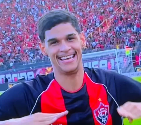 Influencer baiano Luva de Pedreiro assiste BaVi da Série A no Barradão