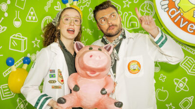 Peça teatral leva educação financeira para crianças com 8 apresentações gratuitas para Uruçuca, na Bahia