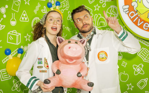 Peça teatral leva educação financeira para crianças com 8 apresentações gratuitas para Uruçuca, na Bahia