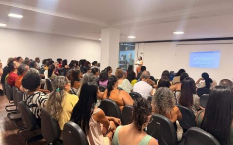 Prefeito Augusto Castro homologa a relação de estudantes da Educação de Jovens, Adultos e Idosos com direito aos R$ 100 mensais do “Bolsa Auxílio”