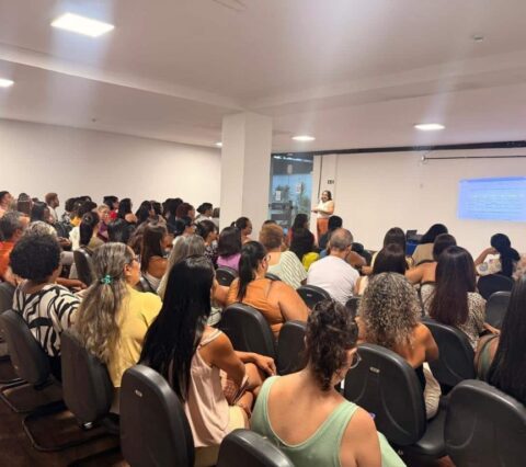 Prefeito Augusto Castro homologa a relação de estudantes da Educação de Jovens, Adultos e Idosos com direito aos R$ 100 mensais do “Bolsa Auxílio”