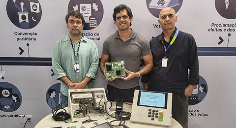TRE-BA abre urna eletrônica e reforça transparência e segurança do sistema de votação