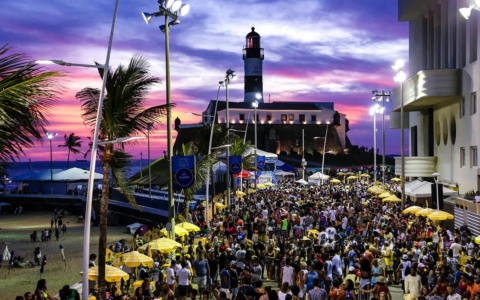 23ª Parada do Orgulho LGBT+ Bahia reúne 13 trios em Salvador na véspera do feriado da Independência