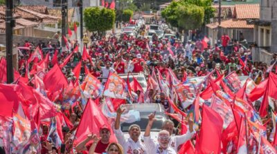 Onda vermelha toma conta de Aporá em carreata de Jerônimo