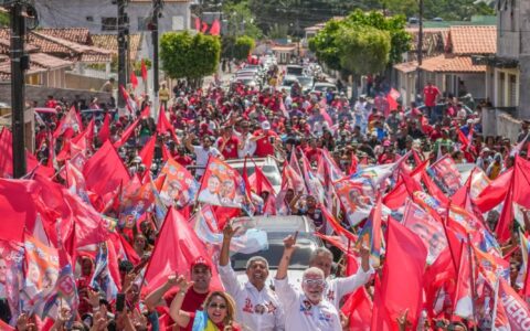 Onda vermelha toma conta de Aporá em carreata de Jerônimo