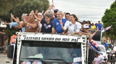 ACM Neto reúne milhares de apoiadores em carreata da mudança em Eunápolis