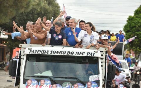 ACM Neto reúne milhares de apoiadores em carreata da mudança em Eunápolis