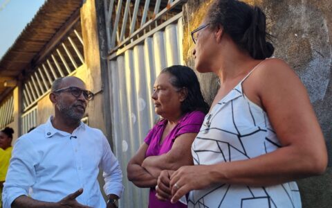 Bebeto faz corpo a corpo no Alto do Coqueiro e destaca emendas para áreas de risco de Ilhéus