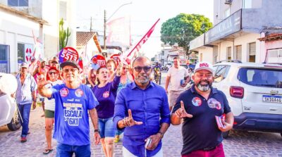 Bebeto reforça luta pelo fim da escala 6x1 durante corpo a corpo no centro de Teixeira de Freitas