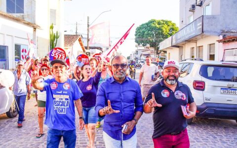 Bebeto reforça luta pelo fim da escala 6x1 durante corpo a corpo no centro de Teixeira de Freitas