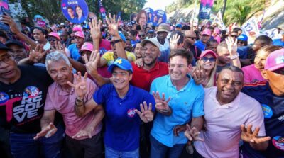 Com ruas lotadas, ACM Neto faz caminhada em Simões Filho: “faltam 21 dias para a Bahia votar pela mudança”