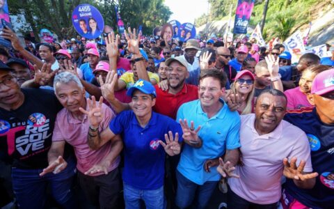 Com ruas lotadas, ACM Neto faz caminhada em Simões Filho: “faltam 21 dias para a Bahia votar pela mudança”