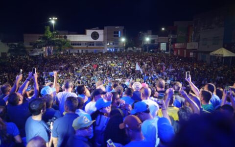 Em Conceição do Coité, ACM Neto atrai multidão e projeta concluir hospital e transformá-lo em referência regional  Em comício com milhares de pessoas na noite deste domingo (20), em Conceição do Coité, na região do Sisal, o candidato a governador da Bahia ACM Neto (União Brasil) afirmou que, caso seja eleito, o Governo do Estado vai atuar em parceria com a Prefeitura para concluir a construção do Hospital Municipal de Coité, equipar a unidade e garantir recursos para o custeio dos serviços. A proposta é transformar o equipamento em um hospital de referência regional, com atendimento à população de municípios de toda a região.  Ao lado do prefeito Marcelo Araújo, dos candidatos ao Senado João Roma (PL) e Angelo Coronel (Republicanos), do deputado federal Elmar Nascimento, do prefeito de Feire de Santana, Zé Ronaldo, além de outros parlamentares, prefeitos e ex-prefeitos de cidades vizinhas, vereadores e lideranças locais e regionais, Neto afirmou que a parceria começará logo nos primeiros dias de seu eventual governo.  “A partir de janeiro do próximo ano, o Governo do Estado vai dar as mãos a ele, para nós, conjuntamente, concluirmos a construção do hospital, que não será só municipal, o hospital de Coité vai ser regional para atender a toda a Bahia. O governo do Estado vai ajudar a pagar a conta ao lado da Prefeitura. E até tudo ficar pronto, até os serviços estarem funcionando, nós vamos implementar o Pix Saúde”, disse, ao citar a proposta que prevê a contratação de leitos na rede particular para atender casos de urgência e emergência, quando não houver leitos na rede pública.  Neto também afirmou que Marcelo Araújo não recebeu apoio do Governo do Estado ao longo dos últimos seis anos por não integrar o grupo político do governador Jerônimo Rodrigues. “O prefeito Marcelo, por não ser do mesmo partido do governador, não teve nenhum apoio ao longo desses seis anos. Tudo que ele fez foi graças à sua competência, à sua força e ao seu trabalho”, declarou.  O candidato reiterou o compromisso assumido na chegada a Coité, de construir a estrada que liga o distrito de Salgadália ao município de Araci. A obra é uma reivindicação antiga da região e foi prometida por governos do PT na Bahia sem ter sido executada.   Os baianos querem mudança  A duas semanas da eleição de 4 de outubro, Neto reiterou o sentimento de mudança e a receptividade espontânea das pessoas nas ruas, além de salientar a frustração dos baianos com as promessas não cumpridas pelo governador Jerônimo Rodrigues (PT).  “O primeiro é o que a gente sente nas ruas, é o contato direto com o nosso povo, é a manifestação espontânea, natural, é a voz que surge com esse desejo muito forte de construir um futuro diferente para a Bahia”, disse.  “Há quatro anos, Jerônimo Rodrigues era desconhecido. Muitas pessoas confiaram que por ser do mesmo partido do presidente, ele resolveria todos os problemas da Bahia. Muitas pessoas quando ouviram ele dizer em palanques e na propaganda em 2022 que iria acabar com a fila da renovação da saúde, muita gente acreditou. Mas o tempo passou, e agora, a grande diferença é que os baianos conhecem Jerônimo, sabem que ele não cumpriu as suas promessas”, afirmou.  Agenda intensa   O ato em Conceição do Coité encerrou a agenda intensa deste final de semana marcada por uma série de caminhadas, carreatas e comícios em diferentes regiões do Estado. Na sexta-feira (18), Neto esteve em Brumado, Lauro de Freitas e Mata de São João. No sábado (19), participou de uma carreata em Cajazeiras, em Salvador, de uma caminhada em Dias d’Ávila e de um comício em Campo Formoso, que reuniu mais de 30 mil pessoas.  Já neste domingo, a agenda começou com uma caminhada em Camaçari, seguiu com uma carreata em Ribeira do Pombal, antes do encontro em Conceição do Coité.