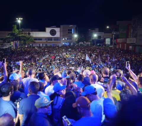 Em Conceição do Coité, ACM Neto atrai multidão e projeta concluir hospital e transformá-lo em referência regional  Em comício com milhares de pessoas na noite deste domingo (20), em Conceição do Coité, na região do Sisal, o candidato a governador da Bahia ACM Neto (União Brasil) afirmou que, caso seja eleito, o Governo do Estado vai atuar em parceria com a Prefeitura para concluir a construção do Hospital Municipal de Coité, equipar a unidade e garantir recursos para o custeio dos serviços. A proposta é transformar o equipamento em um hospital de referência regional, com atendimento à população de municípios de toda a região.  Ao lado do prefeito Marcelo Araújo, dos candidatos ao Senado João Roma (PL) e Angelo Coronel (Republicanos), do deputado federal Elmar Nascimento, do prefeito de Feire de Santana, Zé Ronaldo, além de outros parlamentares, prefeitos e ex-prefeitos de cidades vizinhas, vereadores e lideranças locais e regionais, Neto afirmou que a parceria começará logo nos primeiros dias de seu eventual governo.  “A partir de janeiro do próximo ano, o Governo do Estado vai dar as mãos a ele, para nós, conjuntamente, concluirmos a construção do hospital, que não será só municipal, o hospital de Coité vai ser regional para atender a toda a Bahia. O governo do Estado vai ajudar a pagar a conta ao lado da Prefeitura. E até tudo ficar pronto, até os serviços estarem funcionando, nós vamos implementar o Pix Saúde”, disse, ao citar a proposta que prevê a contratação de leitos na rede particular para atender casos de urgência e emergência, quando não houver leitos na rede pública.  Neto também afirmou que Marcelo Araújo não recebeu apoio do Governo do Estado ao longo dos últimos seis anos por não integrar o grupo político do governador Jerônimo Rodrigues. “O prefeito Marcelo, por não ser do mesmo partido do governador, não teve nenhum apoio ao longo desses seis anos. Tudo que ele fez foi graças à sua competência, à sua força e ao seu trabalho”, declarou.  O candidato reiterou o compromisso assumido na chegada a Coité, de construir a estrada que liga o distrito de Salgadália ao município de Araci. A obra é uma reivindicação antiga da região e foi prometida por governos do PT na Bahia sem ter sido executada.   Os baianos querem mudança  A duas semanas da eleição de 4 de outubro, Neto reiterou o sentimento de mudança e a receptividade espontânea das pessoas nas ruas, além de salientar a frustração dos baianos com as promessas não cumpridas pelo governador Jerônimo Rodrigues (PT).  “O primeiro é o que a gente sente nas ruas, é o contato direto com o nosso povo, é a manifestação espontânea, natural, é a voz que surge com esse desejo muito forte de construir um futuro diferente para a Bahia”, disse.  “Há quatro anos, Jerônimo Rodrigues era desconhecido. Muitas pessoas confiaram que por ser do mesmo partido do presidente, ele resolveria todos os problemas da Bahia. Muitas pessoas quando ouviram ele dizer em palanques e na propaganda em 2022 que iria acabar com a fila da renovação da saúde, muita gente acreditou. Mas o tempo passou, e agora, a grande diferença é que os baianos conhecem Jerônimo, sabem que ele não cumpriu as suas promessas”, afirmou.  Agenda intensa   O ato em Conceição do Coité encerrou a agenda intensa deste final de semana marcada por uma série de caminhadas, carreatas e comícios em diferentes regiões do Estado. Na sexta-feira (18), Neto esteve em Brumado, Lauro de Freitas e Mata de São João. No sábado (19), participou de uma carreata em Cajazeiras, em Salvador, de uma caminhada em Dias d’Ávila e de um comício em Campo Formoso, que reuniu mais de 30 mil pessoas.  Já neste domingo, a agenda começou com uma caminhada em Camaçari, seguiu com uma carreata em Ribeira do Pombal, antes do encontro em Conceição do Coité.