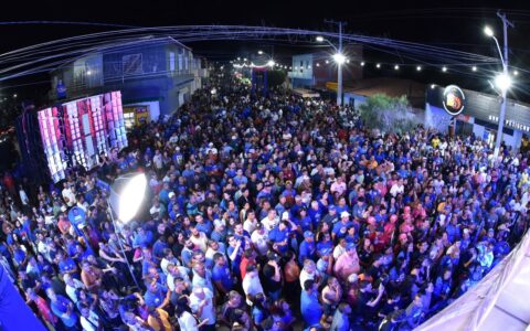 Em noite histórica, ACM Neto reúne mais de 20 mil pessoas em Jussara e promete estrada até Sento Sé