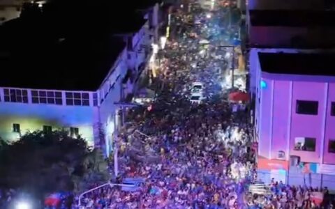 Imagens aéreas impressionam: ACM Neto transforma ato de campanha em Carnaval e reúne cerca de 40 mil pessoas em Irecê