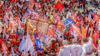 Jerônimo faz caminhada histórica e reúne 30 mil pessoas em Vitória da Conquista na reta final da campanha