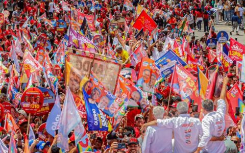 Jerônimo faz caminhada histórica e reúne 30 mil pessoas em Vitória da Conquista na reta final da campanha