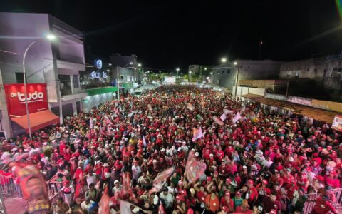 Jerônimo reúne mais de 10 mil pessoas em Rio Real e afirma que o sonho de uma vida melhor se realiza com o Time de Lula