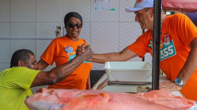 Marão percorre a Feira Hernani Sá, reencontra amigos e destaca carinho pelo povo de Ilhéus