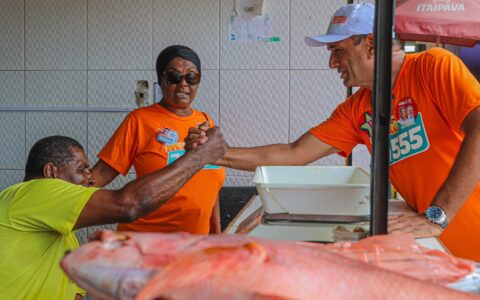 Marão percorre a Feira Hernani Sá, reencontra amigos e destaca carinho pelo povo de Ilhéus