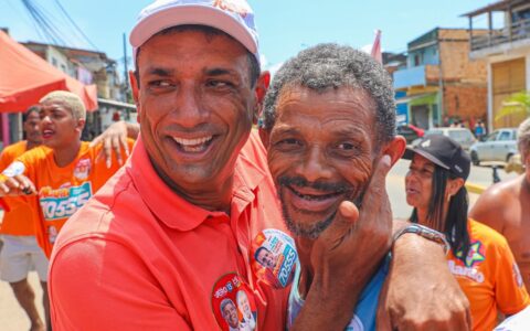 Marão reforça proximidade com moradores do Teotônio Vilela durante visita ao bairro