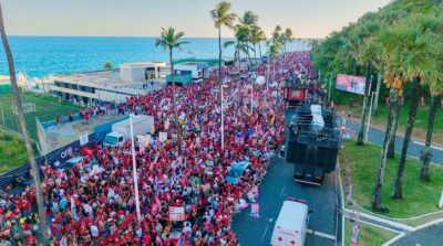 Multidão ocupa Ondina em caminhada com Lula e Jerônimo em Salvador