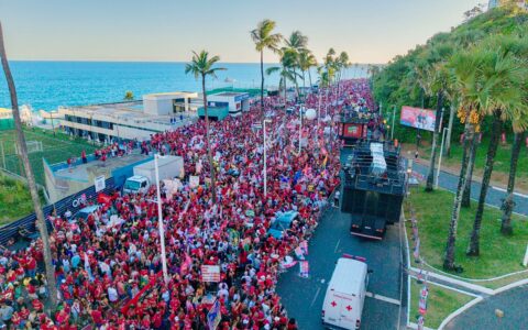 Multidão ocupa Ondina em caminhada com Lula e Jerônimo em Salvador
