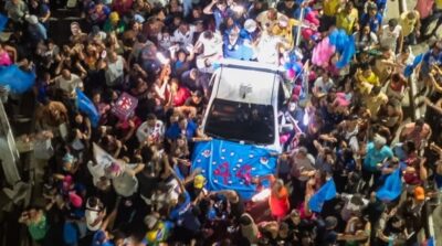 Multidão toma as ruas de Ibicaraí em ato com ACM Neto na reta final da campanha