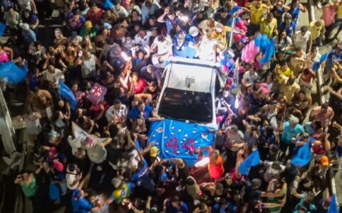 Multidão toma as ruas de Ibicaraí em ato com ACM Neto na reta final da campanha