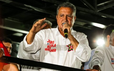 Rui diz que Brasil não pode ser governado por “miliciano” e pede 5 milhões de votos para Lula na Bahia*