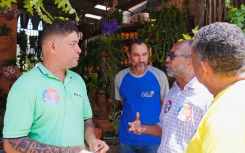 Bebeto faz corpo a corpo no Nelson Costa e intensifica presença nos bairros de Ilhéus