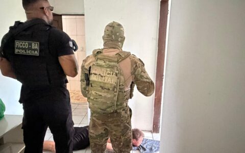 Foragido da Rússia, ex-militar chega à sede da PF onde será iniciado o processo de extradição