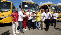Jerônimo Rodrigues entrega 101 ônibus escolares rurais para ampliar transporte de estudantes em municípios baianos