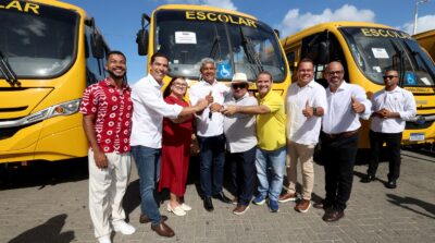 Jerônimo Rodrigues entrega 101 ônibus escolares rurais para ampliar transporte de estudantes em municípios baianos