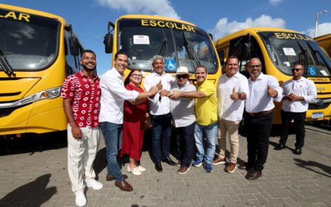 Jerônimo Rodrigues entrega 101 ônibus escolares rurais para ampliar transporte de estudantes em municípios baianos