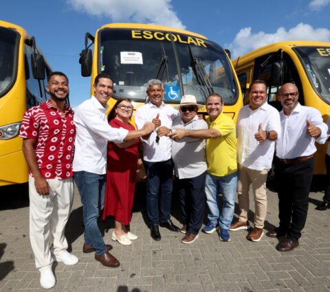 Jerônimo Rodrigues entrega 101 ônibus escolares rurais para ampliar transporte de estudantes em municípios baianos