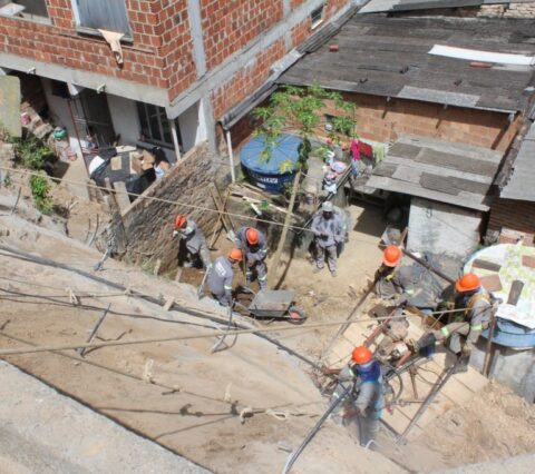 Obras de contenção de encosta na Rua da Ladeirinha no Califórnia em Itabuna avançam