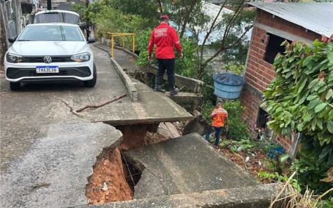 Prefeitura de Ilhéus interdita trecho da Segunda Travessa do Alto do Nerival após desabamento