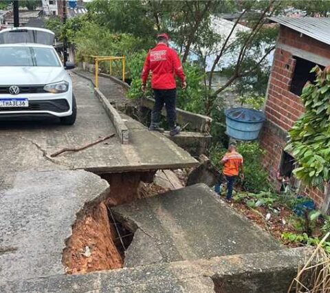 Prefeitura de Ilhéus interdita trecho da Segunda Travessa do Alto do Nerival após desabamento