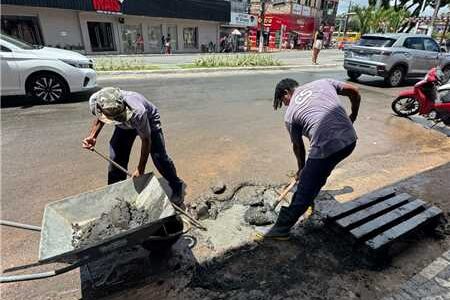 Prefeitura de Ilhéus realiza limpeza de bueiros no Centro