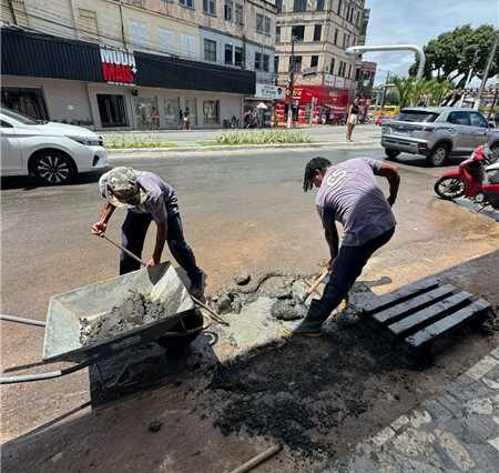 Prefeitura de Ilhéus realiza limpeza de bueiros no Centro
