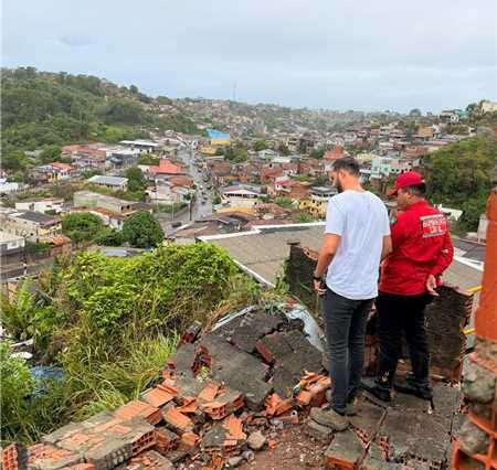 Prefeitura mobiliza equipes após fortes chuvas em Ilhéus