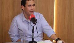 Secretário do PT critica Flávio Bolsonaro após discurso de derrota: "DNA antidemocrático"