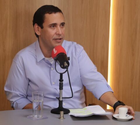 Secretário do PT critica Flávio Bolsonaro após discurso de derrota: "DNA antidemocrático"